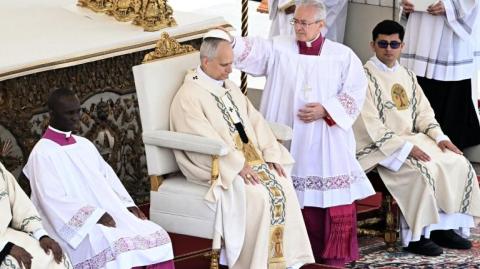 Antes de la misa se reunió con la presidenta Boluarte, con quien habló del "bienestar" de los peruanos.

Para más información del tema, visita: https://www.eleconomista.com.mx/politica/trolebus-chalco-santa-marta-inicia-operaciones-formalmente-usuarios-pagaran-tarifa-13-pesos-20250518-759549.html

¡Síguenos en nuestras redes sociales para mantenerte informado!

Twitter: https://twitter.com/eleconomista 
Facebook: https://www.facebook.com/ElEconomista.mx
Instagram: https://www.instagram.com/eleconomistamx
LinkedIn: https://www.linkedin.com/company/el-economista/
T

#ElEconomista #EETV