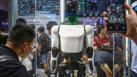 La compañía tecnológica fabricante de automóviles dio a conocer su robot Optimus en el año 2022, al que definió como un robot humanoide destinado al trabajo.

Para más información del tema, visita: https://www.eleconomista.com.mx/tecnologia/tesla-muestra-ultimas-habilidades-robot-humanoide-optimus-gen-20250521-760072.html

¡Síguenos en nuestras redes sociales para mantenerte informado!

Twitter: https://twitter.com/eleconomista 
Facebook: https://www.facebook.com/ElEconomista.mx
Instagram: https://www.instagram.com/eleconomistamx
LinkedIn: https://www.linkedin.com/company/el-economista/

#ElEconomista #EETV