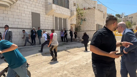 Miembros de una delegación diplomática reaccionan tras disparos mientras se reunían en la entrada este del campamento de Yenín durante una visita a la ciudad de Yenín, en medio de una ofensiva militar israelí en curso en la Cisjordania ocupada.