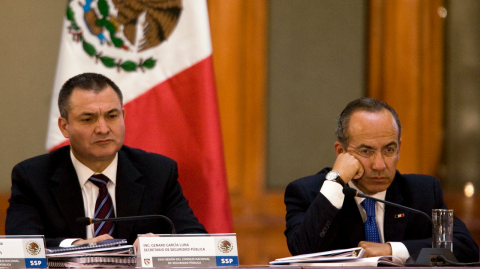 Una corte civil del estado de Miami dictó sentencia contra el exsecretario de Seguridad, Genaro García Luna, y su esposa, que deberán pagar 2,488 millones de dólares por su participación en un esquema de contrataciones ilegales durante el sexenio de Felipe Calderón.

Para más información del tema, visita: https://www.eleconomista.com.mx/politica/dictan-sentencia-garcia-luna-esposa-miami-deberan-pagar-2-500-millones-dolares-fraude-gobierno-mexico-20250522-760277.html 

¡Síguenos en nuestras redes sociales para mantenerte informado!

Twitter: https://twitter.com/eleconomista 
Facebook: https://www.facebook.com/ElEconomista.mx
Instagram: https://www.instagram.com/eleconomistamx
LinkedIn: https://www.linkedin.com/company/el-economista/

#ElEconomista #EETV