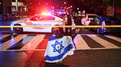 Dos miembros del personal de la embajada de Israel en Estados Unidos fueron asesinados a tiros frente al Museo Judío de Washington el miércoles por la noche, a manos de un hombre que gritó "Palestina libre" al ser detenido, indicaron las autoridades.

Para más información del tema, visita: https://www.eleconomista.com.mx/internacionales/asesinato-washington-dos-empleados-embajada-israeli-eu-20250522-760250.html

¡Síguenos en nuestras redes sociales para mantenerte informado!

Twitter: https://twitter.com/eleconomista 
Facebook: https://www.facebook.com/ElEconomista.mx
Instagram: https://www.instagram.com/eleconomistamx
LinkedIn: https://www.linkedin.com/company/el-economista/

#ElEconomista #EETV