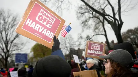 La administración de Donald Trump retiró a la Universidad de Harvard el derecho a inscribir a estudiantes extranjeros, en una nueva escalada de las tensiones con la prestigiosa institución.

¡Síguenos en nuestras redes sociales para mantenerte informado!

Twitter: https://twitter.com/eleconomista 
Facebook: https://www.facebook.com/ElEconomista.mx
Instagram: https://www.instagram.com/eleconomistamx
LinkedIn: https://www.linkedin.com/company/el-economista/

#ElEconomista #EETV