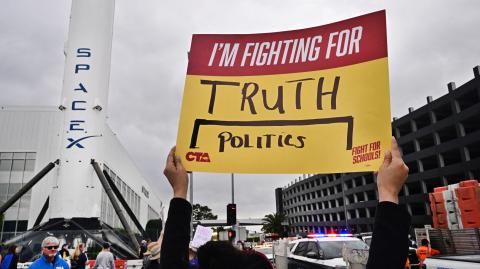 Protestas contra intención de eliminar el Departamento de Educación de EU.