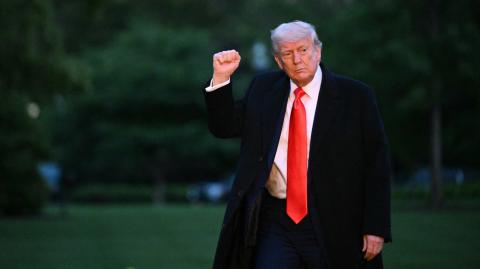 Donald Trump llegando a la Casa Blanca tras asistir a una cena privada en el Trump National Golf Club.