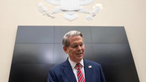 El secretario del Tesoro estadounidense, Scott Bessent, dijo este viernes que el presidente Donald Trump no cree que las ofertas comerciales de la Unión Europea tengan calidad suficiente, por lo que espera que la amenaza de un arancel del 50% "espabile a la UE" en las negociaciones con Washington.

Para más información del tema, visita: https://www.eleconomista.com.mx/empresas/bessent-dice-nueva-amenaza-arancelaria-trump-despertar-ue-negociar-20250523-760469.html

¡Síguenos en nuestras redes sociales para mantenerte informado!

Twitter: https://twitter.com/eleconomista 
Facebook: https://www.facebook.com/ElEconomista.mx
Instagram: https://www.instagram.com/eleconomistamx
LinkedIn: https://www.linkedin.com/company/el-economista/
T

#ElEconomista #EETV