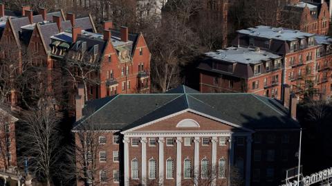 Harvard demandó este viernes al gobierno de Donald Trump por su decisión de impedir que la prestigiosa universidad matricule y acoja a estudiantes extranjeros, según un documento judicial.

Para más información del tema, visita:https://www.eleconomista.com.mx/internacionales/universidad-harvard-demanda-trump-veto-inscribir-estudiantes-extranjeros-20250523-760465.html

¡Síguenos en nuestras redes sociales para mantenerte informado!

Twitter: https://twitter.com/eleconomista 
Facebook: https://www.facebook.com/ElEconomista.mx
Instagram: https://www.instagram.com/eleconomistamx
LinkedIn: https://www.linkedin.com/company/el-economista/

#ElEconomista #EETV