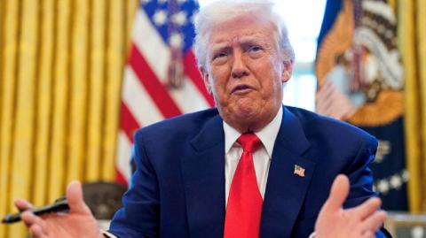 Una jueza estadounidense bloqueó de manera temporal la decisión del gobierno de Donald Trump de impedir que la universidad de Harvard matricule y acoja a estudiantes extranjeros, por considerar la medida inconstitucional.

Para más información del tema, visita: https://www.eleconomista.com.mx/internacionales/jueza-bloquea-audiencia-veto-trump-estudiantes-extranjeros-harvard-20250523-760474.html 

¡Síguenos en nuestras redes sociales para mantenerte informado!

Twitter: https://twitter.com/eleconomista 
Facebook: https://www.facebook.com/ElEconomista.mx
Instagram: https://www.instagram.com/eleconomistamx
LinkedIn: https://www.linkedin.com/company/el-economista/

#ElEconomista #EETV