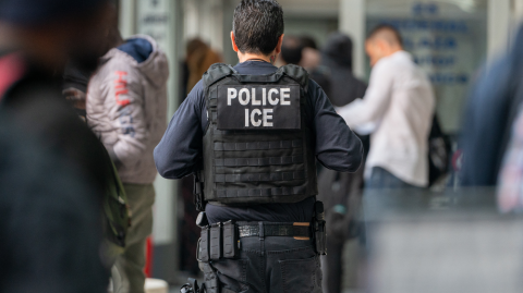 Funcionarios del Servicio de Inmigración y Control de Aduanas de Estados Unidos (ICE) detuvieron a inmigrantes en tribunales de Nueva York, Phoenix, Los Ángeles y Seattle, según familiares y abogados.

Para más información del tema, visita: https://www.eleconomista.com.mx/internacionales/ice-detiene-inmigrantes-juzgados-abre-puerta-deportaciones-aceleradas-20250523-760508.html

¡Síguenos en nuestras redes sociales para mantenerte informado!

Twitter: https://twitter.com/eleconomista 
Facebook: https://www.facebook.com/ElEconomista.mx
Instagram: https://www.instagram.com/eleconomistamx
LinkedIn: https://www.linkedin.com/company/el-economista/

#ElEconomista #EETV