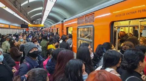 En las últimas semanas, decenas de denuncias por presuntos “pinchazos” a personas usuarias del Metro de la Ciudad de México encendieron las alertas de las autoridades capitalinas. Ante esta situación, ya se han anunciado en el Congreso local iniciativas que buscan tipificar esta conducta como delito.

Para más información del tema, visita: https://www.eleconomista.com.mx/politica/pinchazos-metro-iniciativas-buscan-tipificar-conducta-delito-cdmx-20250524-760551.html 

¡Síguenos en nuestras redes sociales para mantenerte informado!

Twitter: https://twitter.com/eleconomista 
Facebook: https://www.facebook.com/ElEconomista.mx
Instagram: https://www.instagram.com/eleconomistamx
LinkedIn: https://www.linkedin.com/company/el-economista/

#ElEconomista #EETV