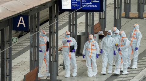Agentes de la policía forense investigan en el andén de la estación central de Hamburgo.