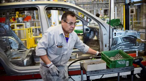 Las políticas arancelarias de Donald Trump podrían asestar un duro golpe a la economía mexicana, estrechamente vinculada a la del vecino estadounidense, y que durante décadas se ha visto impulsada por las exportaciones, especialmente en el sector automovilístico. La incertidumbre se cierne sobre la industria automotriz mexicana, que cuenta con importantes centros de producción de empresas internacionales.  

Para más información del tema, visita: https://www.eleconomista.com.mx/ 

¡Síguenos en nuestras redes sociales para mantenerte informado!

Twitter: https://twitter.com/eleconomista 
Facebook: https://www.facebook.com/ElEconomista.mx
Instagram: https://www.instagram.com/eleconomistamx
LinkedIn: https://www.linkedin.com/company/el-economista/

#ElEconomista #EETV