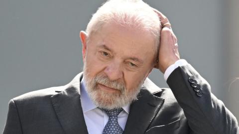(FILES) Brazil's President Luiz Inacio Lula da Silva gestures during a military parade welcoming Angola's President Joao Lourenco at Planalto Palace in Brasilia, on May 23, 2025. Brazilian President Luiz Inácio Lula da Silva suffered from vertigo and was diagnosed on May 26, 2025, with labyrinthitis, an ear condition, the government reported, in a new health problem for the almost octogenarian president. (Photo by EVARISTO SA / AFP)