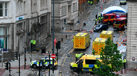 Elementos de seguridad resguardan el lugar donde ocurrió el atropellamiento masivo en Liverpool.