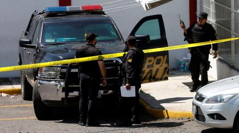 Entre los cuerpos hallados había al menos 11 hombres y dos mujeres, detalló la fiscalía local, que también halló cuchillos, machetes, picos y palas.

Para más información del tema, visita: https://www.eleconomista.com.mx/estados/fiscalia-guanajuato-confirma-hallazgo-17-cuerpos-casa-abandonada-irapuato-20250527-760970.html

¡Síguenos en nuestras redes sociales para mantenerte informado!

Twitter: https://twitter.com/eleconomista 
Facebook: https://www.facebook.com/ElEconomista.mx
Instagram: https://www.instagram.com/eleconomistamx
LinkedIn: https://www.linkedin.com/company/el-economista/

#ElEconomista #EETV