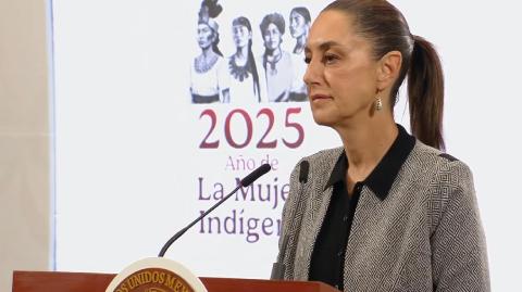 La presidenta Claudia Sheinbaum afirmó este miércoles que su gobierno está desarrollando nuevos esquemas de investigación para esclarecer el caso Ayotzinapa y no descartó la posible sustitución del fiscal especial a cargo del expediente, Rosendo Gómez Piedra, como lo han solicitado madres y padres de los 43 normalistas desaparecidos.

Para más información del tema, visita: https://www.eleconomista.com.mx/politica/sheinbaum-descarta-cambios-fiscalia-especial-caso-ayotzinapa-20250528-761100.html

¡Síguenos en nuestras redes sociales para mantenerte informado!

Twitter: https://twitter.com/eleconomista 
Facebook: https://www.facebook.com/ElEconomista.mx
Instagram: https://www.instagram.com/eleconomistamx
LinkedIn: https://www.linkedin.com/company/el-economista/

#ElEconomista #EETV