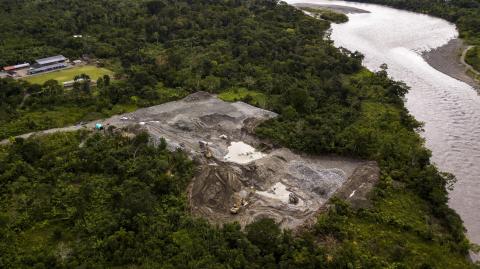 Terraearth, que opera a lo largo del río Jatunyacu en la provincia de Napo (este), es acusada por organizaciones indígenas y ambientalistas de contaminar el entorno.