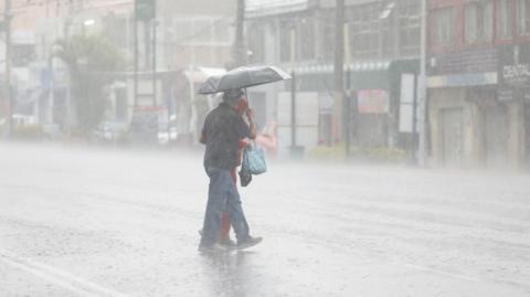 Se forma la tormenta tropical ‘Alvin’, el primer fenómeno con nombre de la actual temporada de ciclones tropicales en el Océano Pacífico

Para más información del tema, visita: https://www.eleconomista.com.mx/estados/depresion-tropical-e-desplaza-pacifico-amenaza-lluvias-estados-20250529-761293.html

¡Síguenos en nuestras redes sociales para mantenerte informado!

Twitter: https://twitter.com/eleconomista 
Facebook: https://www.facebook.com/ElEconomista.mx
Instagram: https://www.instagram.com/eleconomistamx
LinkedIn: https://www.linkedin.com/company/el-economista/

#ElEconomista #EETV