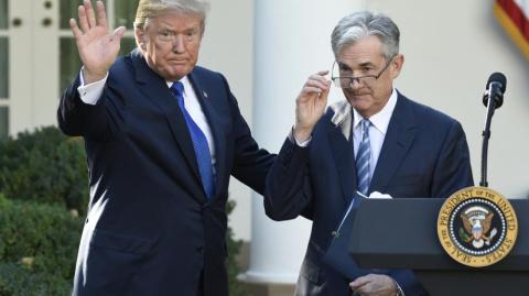 Voorzitter Jerome Powell van de Federal Reserve ontmoette donderdag president Donald Trump in het Witte Huis om economische ontwikkelingen te bespreken, waaronder groei, werkgelegenheid en inflatie. Ga voor meer informatie naar: https://www.eleconomista.com.mx/internacionales/trump-reunio-powell-casa-blanca-convencio-bajar-tasas-fed-20250529-761310.html Volg ons op sociale media om op de hoogte te blijven! Twitter: https://twitter.com/eleconomista Facebook: https://www.facebook.com/ElEconomista.mx Instagram: https://www.instagram.com/eleconomistamx LinkedIn: https://www.linkedin.com/company/el-economista/ #ElEconomista #EETV
