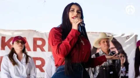 Karen Pérez, aspirante a la alcaldía de Santiago Papasquiaro, fue liberada tras varias horas de detención; acusan abuso de autoridad y persecución política.