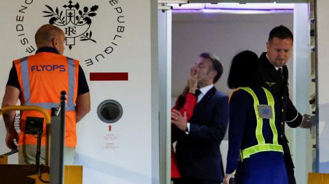 El presidente Emmanuel Macron fue captado recibiendo un empujón de la primera dama, Brigitte Macron, a su llegada a Vietnam. Foto: Reuters