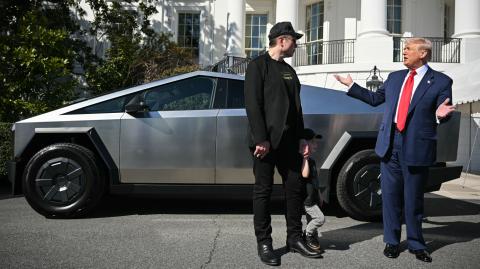 El presidente de Estados Unidos, Donald Trump, y el director ejecutivo de Tesla, Elon Musk, conversan en el pórtico sur de la Casa Blanca.