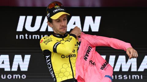 Simon Yates, del Team Visma | Lease a Bike, se pone la maglia rosa en el podio tras la etapa 20.