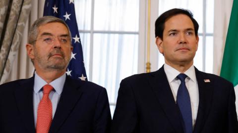 El secretario de Relaciones Exteriores aprovechó la conversación con Rubio para reiterar el rechazo al impuesto de 3.5% que Estados Unidos quiere implementar sobre las remesas mexicanas.

Para más información del tema, visita: https://www.eleconomista.com.mx/politica/canciller-juan-ramon-fuente-marco-rubio-dialogan-sobre-remesas-seguridad-20250530-761567.html 

¡Síguenos en nuestras redes sociales para mantenerte informado!

Twitter: https://twitter.com/eleconomista 
Facebook: https://www.facebook.com/ElEconomista.mx
Instagram: https://www.instagram.com/eleconomistamx
LinkedIn: https://www.linkedin.com/company/el-economista/

#ElEconomista #EETV