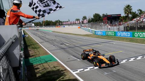 El piloto australiano Oscar Piastri se llevó la victoria en el Circuit de Barcelona. Foto: Reuters