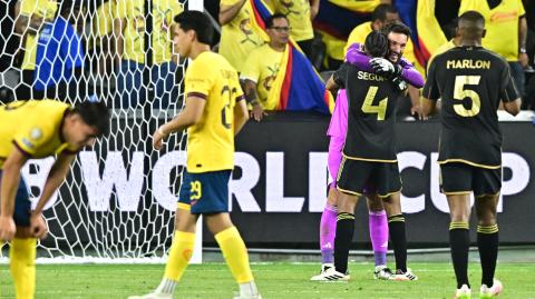 El portero francés del LAFC, Hugo Lloris (2.º izq.), celebra con el defensa colombiano del LAFC, Eddie Segura, la victoria de su equipo al final del partido de desempate entre el LAFC y el Club América, por el último puesto en la Copa Mundial de Clubes de la FIFA 2025.