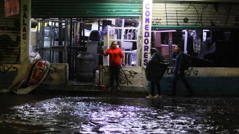 El hundimiento del suelo, el deterioro del drenaje, la falta de mantenimiento y la acumulación de basura en las calles son factores que agravan la situación

Para más información del tema, visita: https://www.eleconomista.com.mx/econohabitat/inundaciones-cdmx-dejan-danos-millonarios-muestran-falta-planeacion-20250604-762096.html

¡Síguenos en nuestras redes sociales para mantenerte informado!

Twitter: https://twitter.com/eleconomista 
Facebook: https://www.facebook.com/ElEconomista.mx
Instagram: https://www.instagram.com/eleconomistamx
LinkedIn: https://www.linkedin.com/company/el-economista/

#ElEconomista #EETV