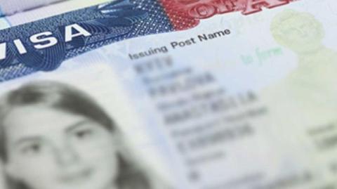 Desde que asumió el cargo el 20 de enero, Trump ha reprimido agresivamente la inmigración, incluida la revocación de algunas visas de estudiante y el aumento del escrutinio de todos los solicitantes de visas.

Para más información del tema, visita: https://www.eleconomista.com.mx/internacionales/trump-propone-cobrar-1-000-dolares-citas-rapidas-visa-20250604-762235.html

¡Síguenos en nuestras redes sociales para mantenerte informado!

Twitter: https://twitter.com/eleconomista 
Facebook: https://www.facebook.com/ElEconomista.mx
Instagram: https://www.instagram.com/eleconomistamx
LinkedIn: https://www.linkedin.com/company/el-economista/

#ElEconomista #EETV
