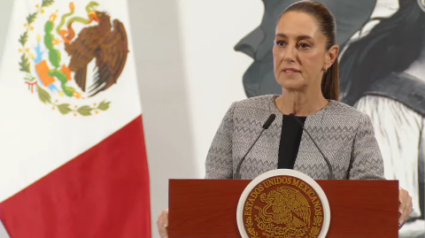 La presidenta de México, Claudia Sheinbaum, se pronunció este jueves en contra de los actos violentos registrados en las instalaciones de la Segob durante la charla entre la CNTE y las autoridades del gobierno federal, y llamó a las y los maestros a deslindarse o asumir a estos grupos que, aseguró, buscan provocar y generar una imagen de represión por parte del gobierno federal.

Para más información del tema, visita: https://www.eleconomista.com.mx/politica/sheinbaum-llama-cnte-deslindarse-asumir-actos-violentos-segob-20250605-762370.html

¡Síguenos en nuestras redes sociales para mantenerte informado!

Twitter: https://twitter.com/eleconomista 
Facebook: https://www.facebook.com/ElEconomista.mx
Instagram: https://www.instagram.com/eleconomistamx
LinkedIn: https://www.linkedin.com/company/el-economista/

#ElEconomista #EETV #Sheinbaum #CNTE