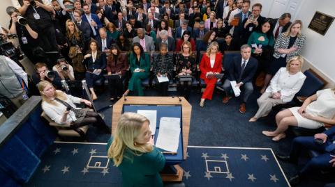 El fallo del Tribunal de Apelaciones del Circuito de Washington DC bloquea temporalmente una orden del juez de distrito Trevor McFadden, quien dictaminó el 8 de abril que el Gobierno de Trump debe permitir a los periodistas de AP el acceso.

Para más información del tema, visita: https://www.eleconomista.com.mx/internacionales/corte-permite-trump-bloquear-temporalmente-acceso-associated-press-casa-blanca-20250606-762590.html 

¡Síguenos en nuestras redes sociales para mantenerte informado!

Twitter: https://twitter.com/eleconomista 
Facebook: https://www.facebook.com/ElEconomista.mx
Instagram: https://www.instagram.com/eleconomistamx
LinkedIn: https://www.linkedin.com/company/el-economista/

#ElEconomista #EETV