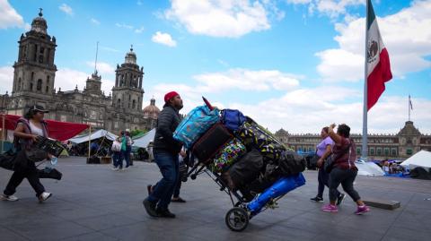 Integrantes de la CNTE se retiran del Zócalo de la CDMX.