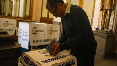 El Organismo desaconsejó a los países miembros replicar los comicios del Poder Judicial hechos en México.

Para más información del tema, visita: https:https://www.eleconomista.com.mx/politica/mexico-rechaza-recomendaciones-oea-sobre-elecciones-judicial-20250607-762648.html 

¡Síguenos en nuestras redes sociales para mantenerte informado!

Twitter: https://twitter.com/eleconomista 
Facebook: https://www.facebook.com/ElEconomista.mx
Instagram: https://www.instagram.com/eleconomistamx
LinkedIn: https://www.linkedin.com/company/el-economista/

#ElEconomista #EETV #ElecciónJudicial