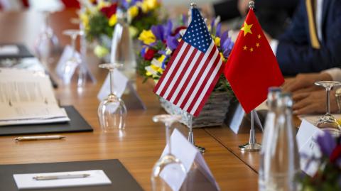 El presidente de Estados Unidos, Donald Trump, dijo este miércoles que el acuerdo con China está cerrado y Pekín suministrará imanes y minerales de tierras raras, mientras que Washington permitirá la llegada de estudiantes chinos a sus colegios y universidades.