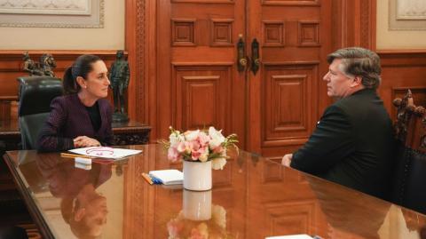La presidenta de México, Claudia Sheinbaum, informó sobre la reunión con Christopher Landau, subsecretario de Estado estadounidense, para conversar sobre diversos temas de la relación entre México y Estados Unidos.

Para más información del tema, visita:https://www.eleconomista.com.mx/politica/landau-sale-palacio-nacional-sheinbaum-dice-hablaron-sobre-relacion-mexico-eu-20250611-763229.html

¡Síguenos en nuestras redes sociales para mantenerte informado!

Twitter: https://twitter.com/eleconomista 
Facebook: https://www.facebook.com/ElEconomista.mx
Instagram: https://www.instagram.com/eleconomistamx
LinkedIn: https://www.linkedin.com/company/el-economista/

#ElEconomista #EETV