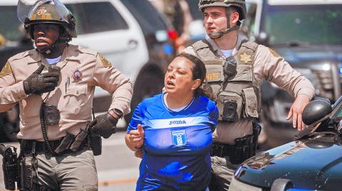 El presidente de Estados Unidos, Donald Trump, adelantó la mañana de este jueves que habrá "cambios" en sus políticas migratorias después de que los grandes empresarios le trasladaron que sus "agresivas" medidas "están quitando excelentes trabajadores con amplia experiencia" en la agricultura y el sector servicios.

Para más información del tema, visita: https://www.eleconomista.com.mx/internacionales/trump-adelanta-cambios-politica-migratoria-quejas-grandes-empresarios-agricultores-20250612-763412.html 

¡Síguenos en nuestras redes sociales para mantenerte informado!

Twitter: https://twitter.com/eleconomista 
Facebook: https://www.facebook.com/ElEconomista.mx
Instagram: https://www.instagram.com/eleconomistamx
LinkedIn: https://www.linkedin.com/company/el-economista/

#ElEconomista #EETV