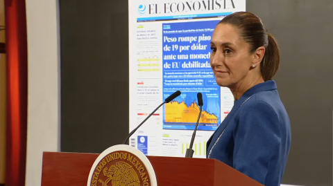 El peso ha avanzado en lo que va del año gracias a un debilitamiento global del dólar, afectado por preocupaciones sobre las decisiones de Donald Trump.

Para más información del tema, visita: https://www.eleconomista.com.mx/mercados/cuanto-ganado-peso-mexicano-sexenio-sheinbaum-20250612-763416.html

¡Síguenos en nuestras redes sociales para mantenerte informado!

Twitter: https://twitter.com/eleconomista 
Facebook: https://www.facebook.com/ElEconomista.mx
Instagram: https://www.instagram.com/eleconomistamx
LinkedIn: https://www.linkedin.com/company/el-economista/

#ElEconomista #EETV #Sheinbaum #Peso