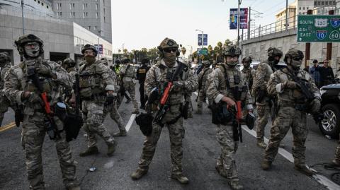 Tras las protestas por las redadas contra la inmigración en Los Ángeles, el presidente estadounidense, Donald Trump, envió miles de tropas de la Guardia Nacional y cientos de marines para defender los edificios federales, una medida que ha sido fuertemente criticada por el gobernador de California.

Para más información del tema, visita: https://www.eleconomista.com.mx/internacionales/guardia-nacional-estados-unidos-20250613-763595.html

Twitter: https://twitter.com/eleconomista   
Sitio web: https://www.eleconomista.com.mx/   
Facebook: https://www.facebook.com/ElEconomista.mx   
 
#ElEconomista#EETV