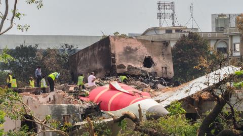 Los investigadores encontraron el viernes una caja negra en el lugar donde un día antes se estrelló un avión de pasajeros con rumbo a Londres en la ciudad india de Ahmedabad, dejando al menos 265 muertos, incluyendo a víctimas en tierra.

¡Síguenos en nuestras redes sociales para mantenerte informado!

Twitter: https://twitter.com/eleconomista 
Facebook: https://www.facebook.com/ElEconomista.mx
Instagram: https://www.instagram.com/eleconomistamx
LinkedIn: https://www.linkedin.com/company/el-economista/

#ElEconomista #EETV
