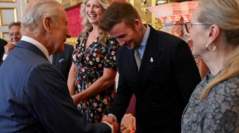 El exfutbolista David Beckham fue nombrado Caballero por el Rey Carlos III. Foto: AFP