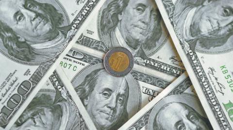 El peso cedió terreno en una sesión errática y de aversión al riesgo, en reacción al ataque de Israel a Irán que elevó las tensiones geopolíticas en Oriente Medio.

Para más información del tema, visita: https://www.eleconomista.com.mx/mercados/precio-dolar-hoy-13-junio-2025-cuanto-cerro-20250613-763660.html

¡Síguenos en nuestras redes sociales para mantenerte informado!

Twitter: https://twitter.com/eleconomista 
Facebook: https://www.facebook.com/ElEconomista.mx
Instagram: https://www.instagram.com/eleconomistamx
LinkedIn: https://www.linkedin.com/company/el-economista/

#ElEconomista #EETV