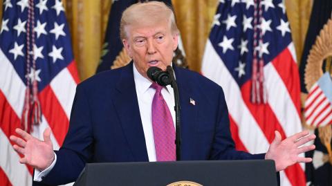 El presidente estadounidense Donald Trump blindó Washington para el gran desfile militar de este sábado, día de su cumpleaños, pero tormentas eléctricas y manifestaciones en el país contra sus redadas migratorias podrían aguarle la fiesta.
 
¡Síguenos en nuestras redes sociales para mantenerte informado!

Twitter: https://twitter.com/eleconomista 
Facebook: https://www.facebook.com/ElEconomista.mx
Instagram: https://www.instagram.com/eleconomistamx
LinkedIn: https://www.linkedin.com/company/el-economista/

#ElEconomista #EETV