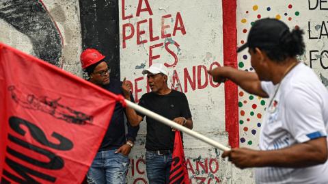 Trabajadores de la filial de la bananera estadounidense Chiquita Brands esperan a las afueras de la Asamblea Nacional.