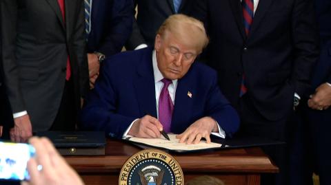 El gobierno de Donald Trump obtuvo un aplazamiento temporal para mantenerse al mando de la Guardia Nacional de California al menos hasta el martes, tras una jornada de disputas legales sobre el despliegue de militares en Los Ángeles para contener las protestas contra las redadas migratorias.

¡Síguenos en nuestras redes sociales para mantenerte informado!

Twitter: https://twitter.com/eleconomista 
Facebook: https://www.facebook.com/ElEconomista.mx
Instagram: https://www.instagram.com/eleconomistamx
LinkedIn: https://www.linkedin.com/company/el-economista/

#ElEconomista #EETV