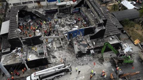 Vista aérea muestra a los equipos de rescate trabajando en la discoteca Jet Set un día después del derrumbe de su techo.