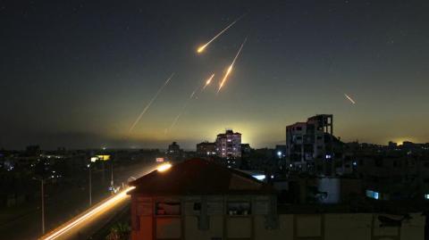 Hamás, que niega las acusaciones israelíes de que robe ayuda, acusó a Israel de "emplear el hambre como arma de guerra.

Para más información del tema, visita: https://www.eleconomista.com.mx/internacionales/fuego-israeli-mata-35-personas-gaza-muchas-centro-ayuda-humanitaria-medicos-20250614-763732.html

¡Síguenos en nuestras redes sociales para mantenerte informado!

Twitter: https://twitter.com/eleconomista 
Facebook: https://www.facebook.com/ElEconomista.mx
Instagram: https://www.instagram.com/eleconomistamx
LinkedIn: https://www.linkedin.com/company/el-economista/
T

#ElEconomista #EETV #ConflictoMedioOriente #Israel #Hamás #FranjaDeGaza