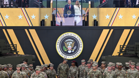 En las horas previas al desfile, cientos de miles de estadounidenses protestaron contra Trump en concentraciones y marchas en las principales ciudades del país, desde Nueva York a Los Ángeles, en un día empañado por el asesinato de una legisladora demócrata en Minnesota y el conflicto en Oriente Medio.

Para más información del tema, visita: https://www.eleconomista.com.mx/internacionales/donald-trump-disfruta-desfile-militar-cientos-miles-manifiestan-20250614-763761.html

¡Síguenos en nuestras redes sociales para mantenerte informado!

Twitter: https://twitter.com/eleconomista 
Facebook: https://www.facebook.com/ElEconomista.mx
Instagram: https://www.instagram.com/eleconomistamx
LinkedIn: https://www.linkedin.com/company/el-economista/
T

#ElEconomista #EETV #EU #Trump #Protestas