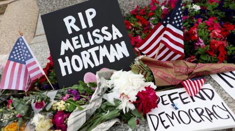 Un pequeño monumento en memoria de la asambleísta estatal demócrata Melissa Hortman y su esposo Marc.